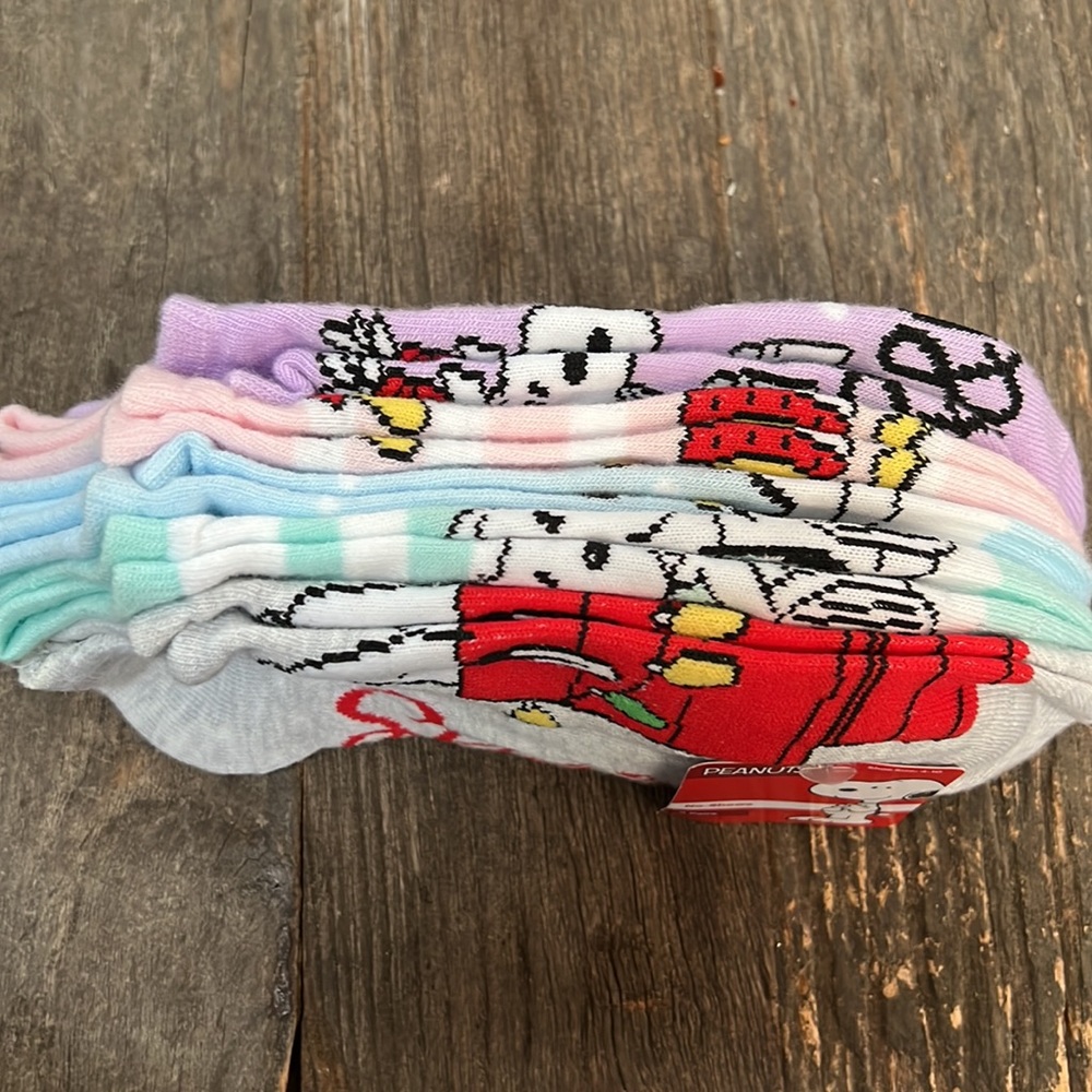 5 pair Peanuts Snoopy Christmas no show ankle socks - Picture 2 of 3